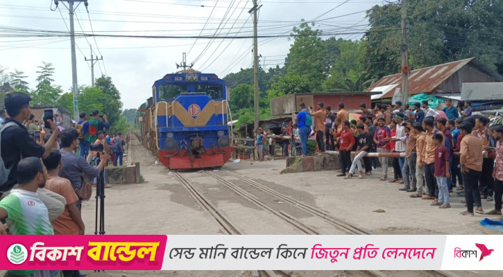 দিনাজপুরে প্রশাসনের আশ্বাসে সড়ক-রেলপথ অবরোধ তুলে নিলেন পলিটেকনিক শিক্ষার্থীরা